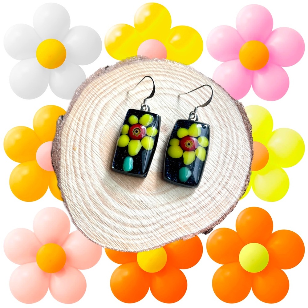 🌻 Groovy Daisy handmade earrings, one of a kind! Fused glass